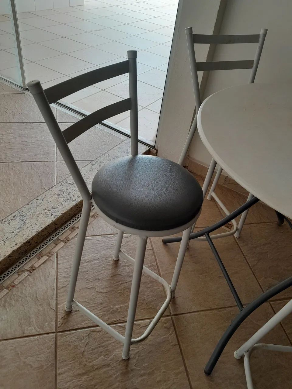 mesa 90 cm com 4 banquetas - Foto 3