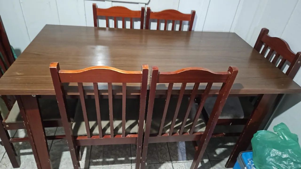 Mesa com 6 cadeiras 