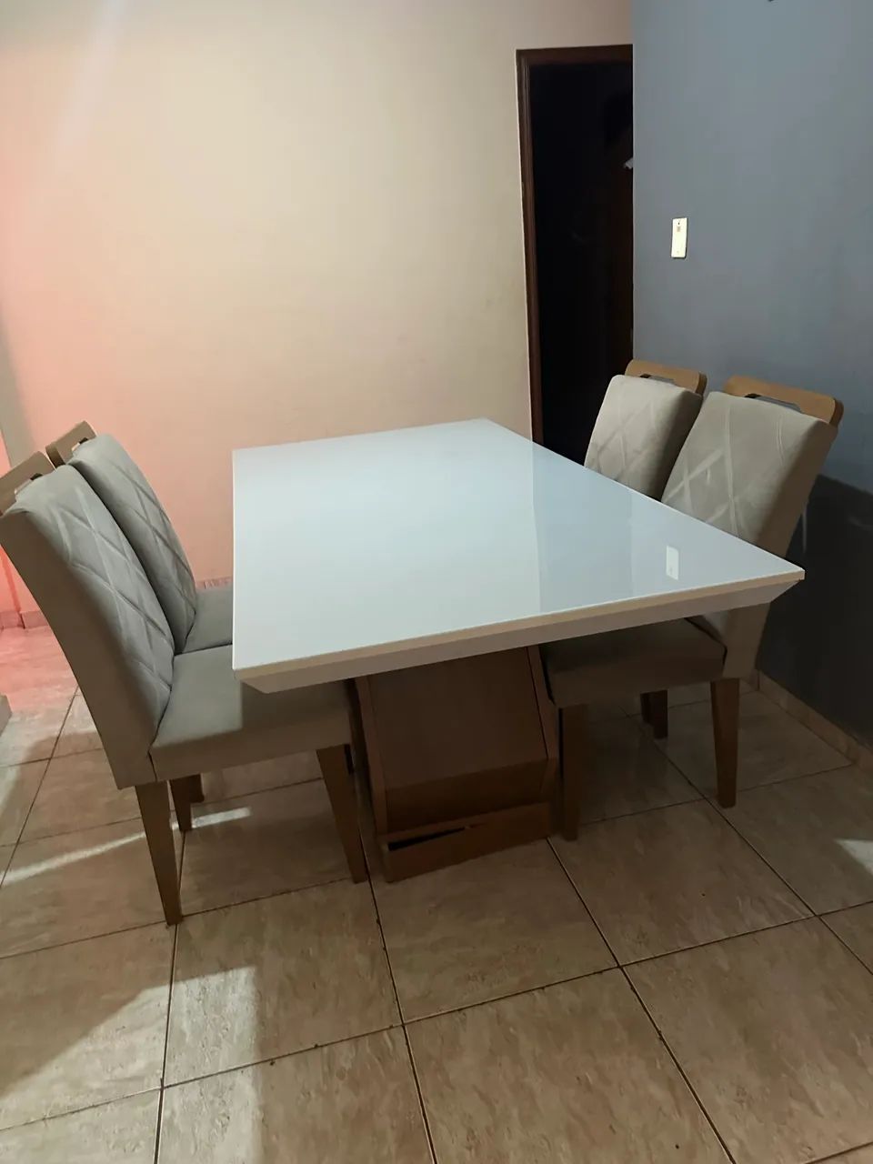 Mesa  grande com 4 cadeiras  - Foto 2
