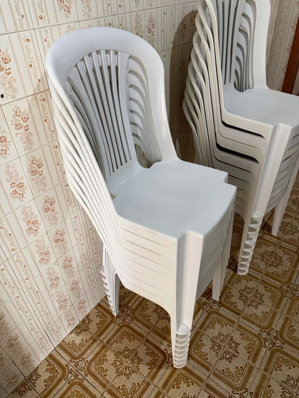Vende 17 cadeiras de plásticos sem apoio para os braços R$ 750,00 todas  - Foto 2