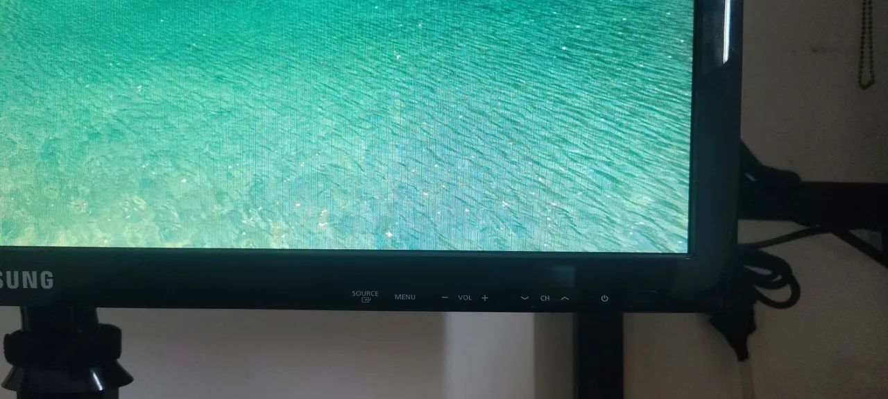 TV Samsung 24" - Com controle e suporte original - Foto 2