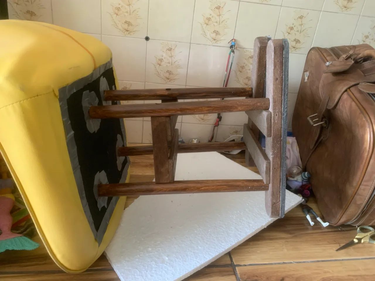 4 cadeiras estofado amarelo base de madeira - Foto 4