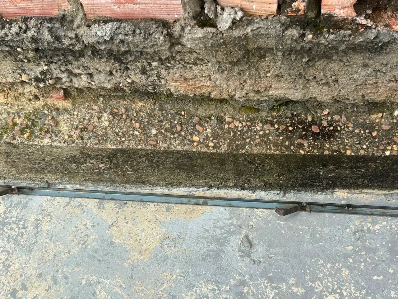 Portão e trilho de ferro - Foto 3