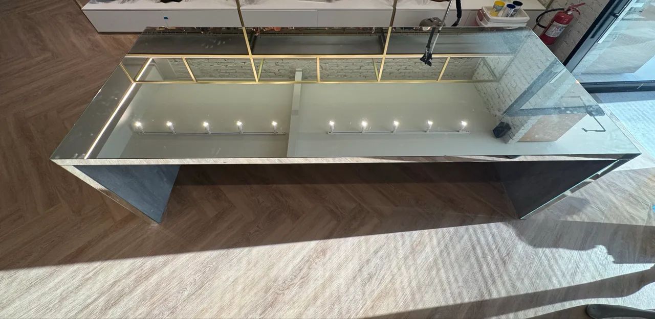 Mesa MDF espelhada com parte interna sem espelho 445639580515061763