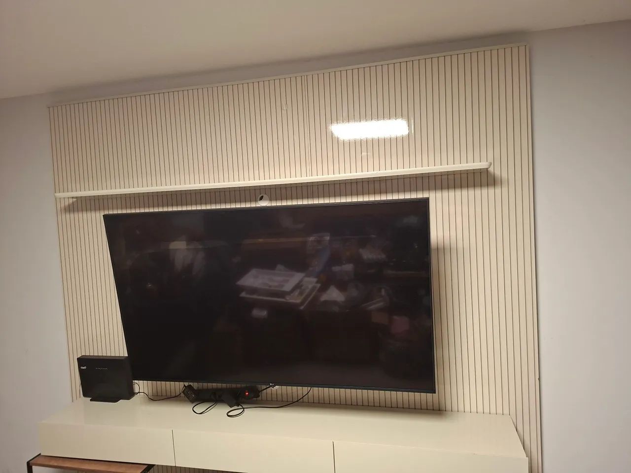 Painel de parede ripado com prateleira + rack suspenso com gavetas - Foto 3
