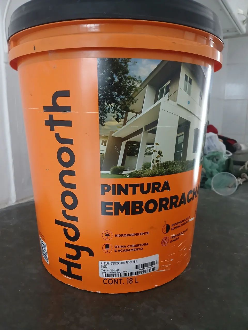 Vendo um balde de 18 litros de tinta emborrachada de qualidade 300 reais 