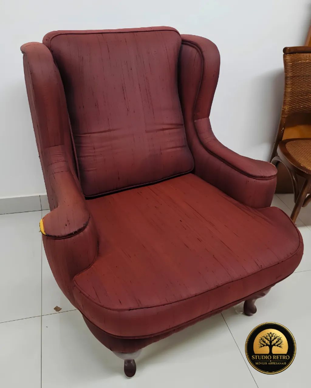 Poltrona Vintage Orelhuda (Wingback) ? Pés Luís XV ? 60 Anos