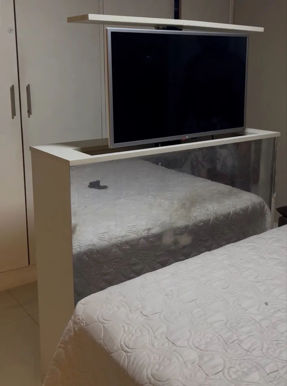 Móvel com suporte para TV com elevador 