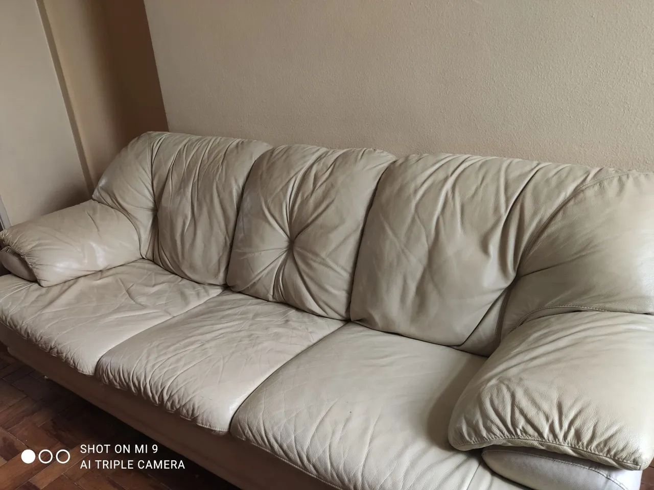 CONJUNTO DE SOFÁS COURO LEGÍTIMO DE 2 E 3 LUGARES NA COR BEGE( MANTEIGA ) - Foto 4