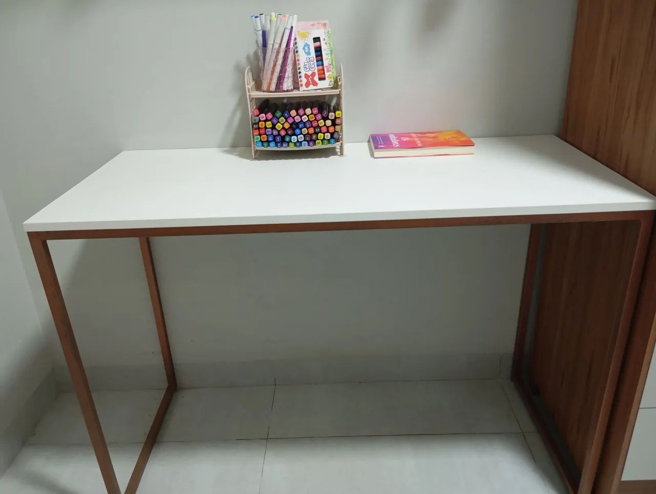 Mesa de estudo e poltrona.passo cartão e divido!!