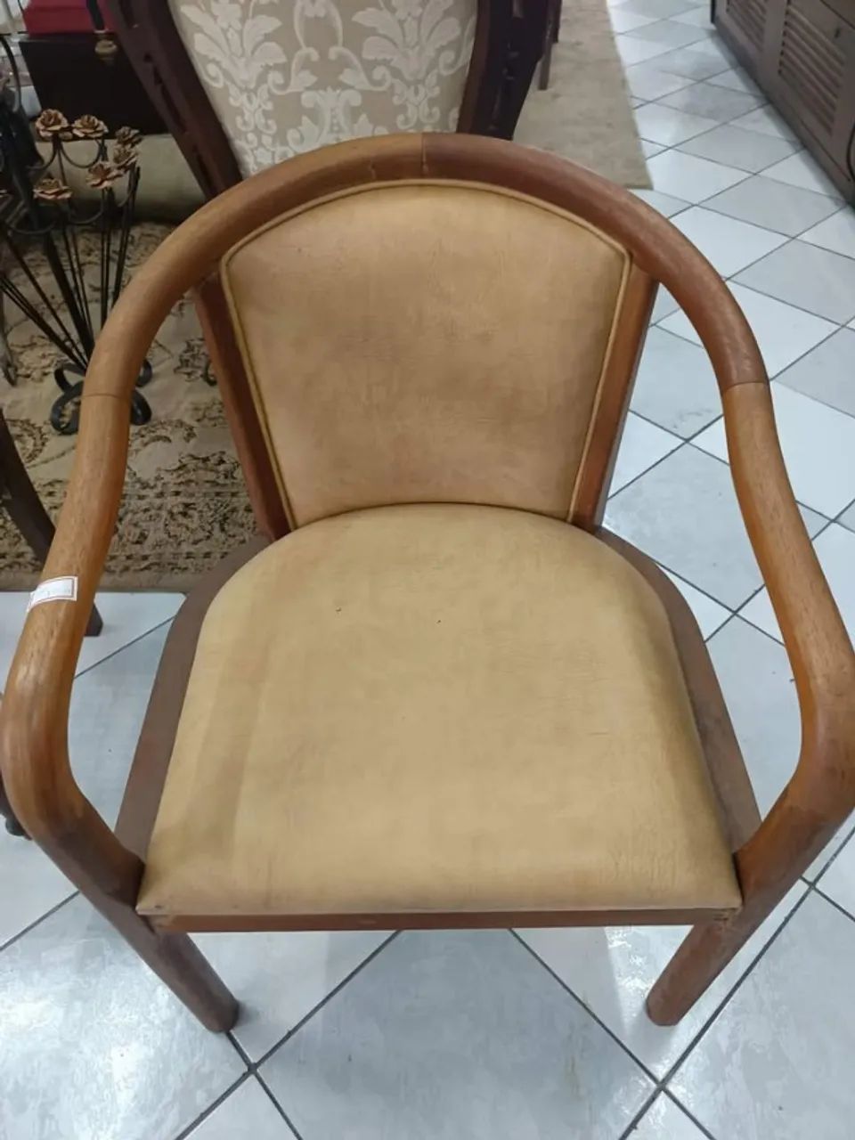 Elegante Poltrona Clássica em Madeira - Foto 2