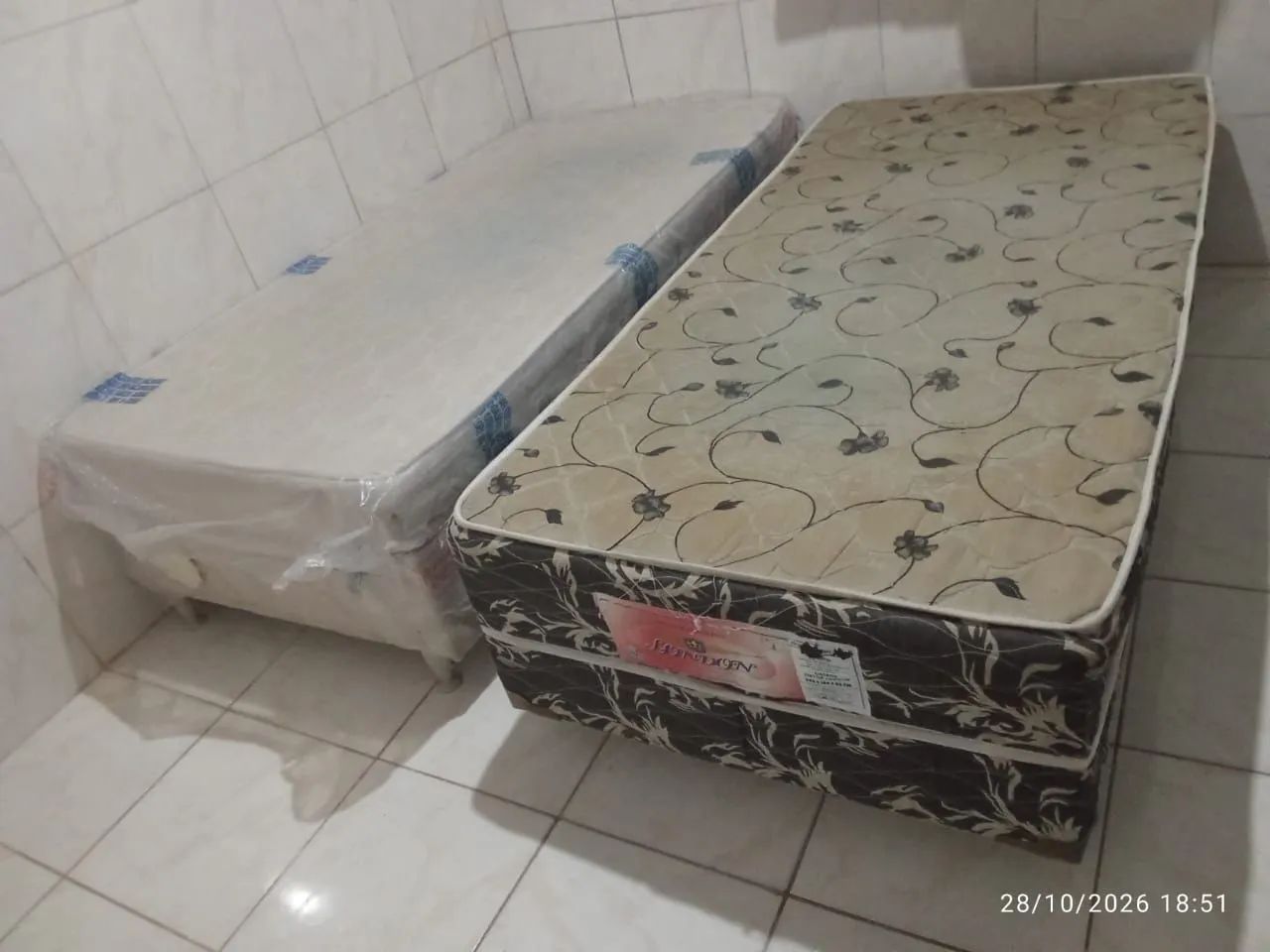 Vende-se duas camas tamanho solteiro 
