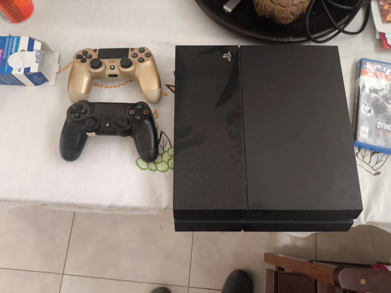 Ps4 + 2 controles e 5 jogos