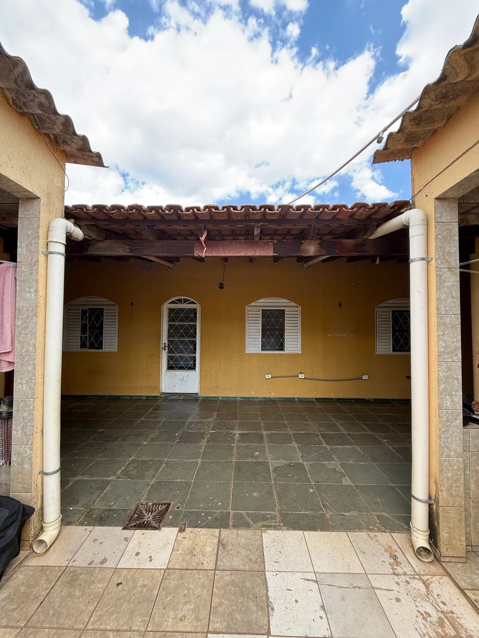 ALUGO CASA 3 QUARTOS COM GARAGEM - BEM LOCALIZADA  - Foto 2
