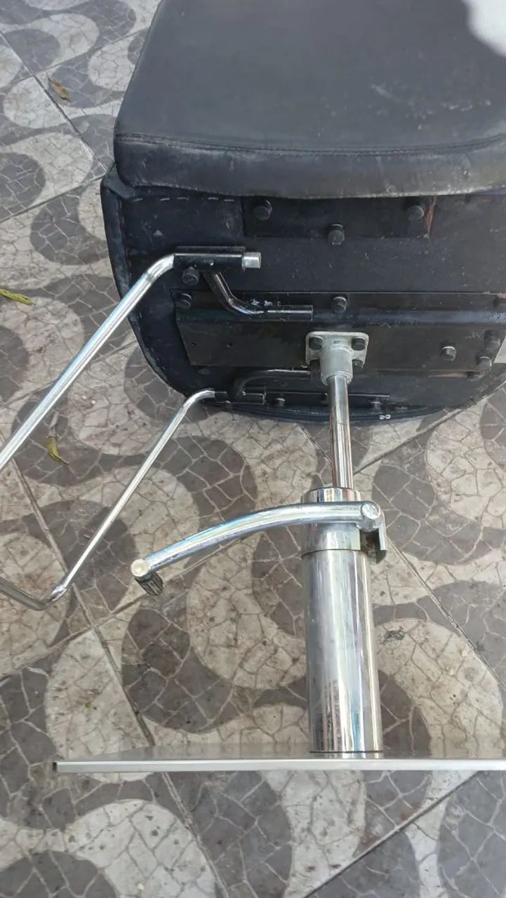 Vendo cadeira pra cabeleireiro/barbeiro - Foto 2