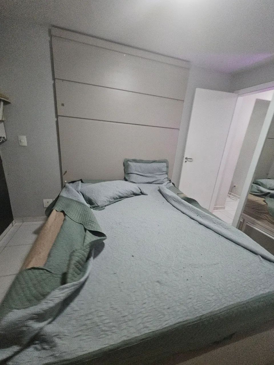 Cabeceira e cama
