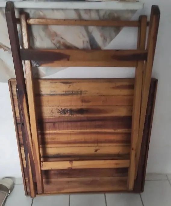 Mesa e cadeiras de madeira  - Foto 2
