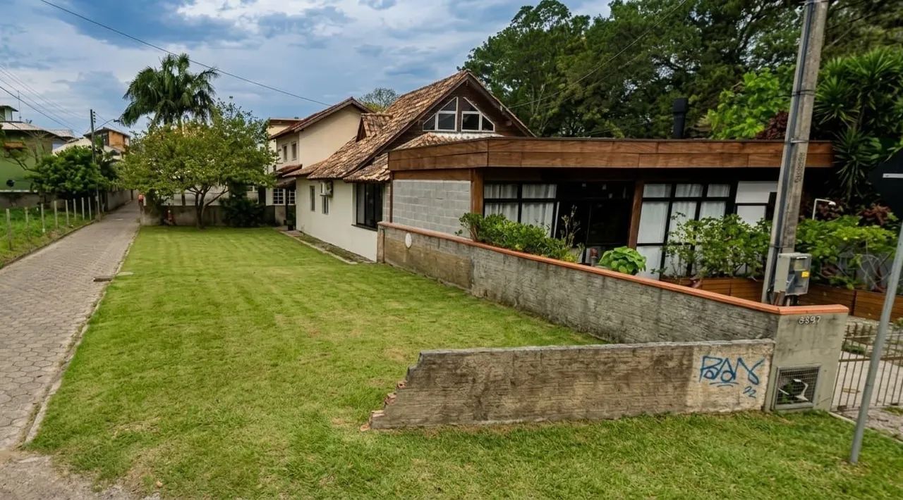 Terreno de esquina com 226,32 m² - Foto 2