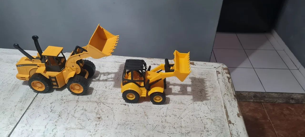 Lote de tratores e caminhão de plástico - Foto 2