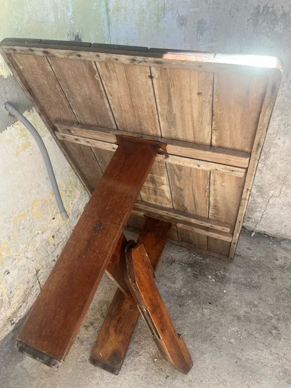 Conjunto com mesa e 4 cadeiras de madeira boa e antiga  - Foto 2