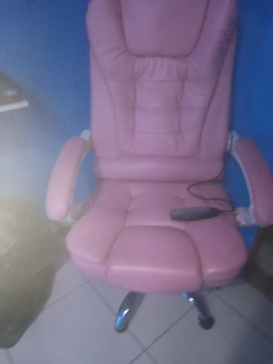 Cadeira escritório com massageador e descanso para as pernas, que está solta, não quebrada - Foto 5