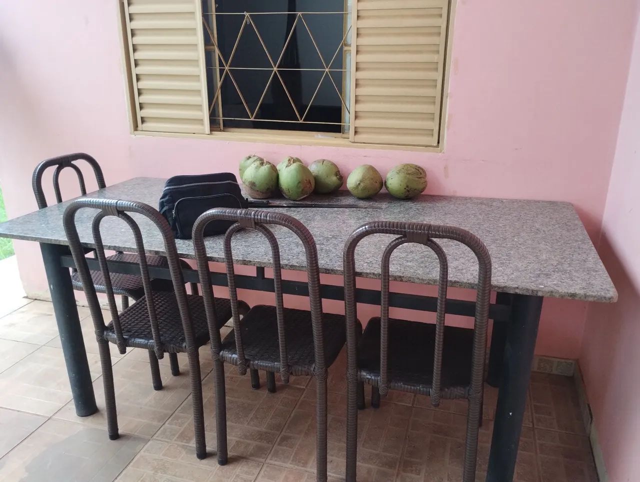 Mesa de mármore com 8 cadeiras de fibra  - Foto 5