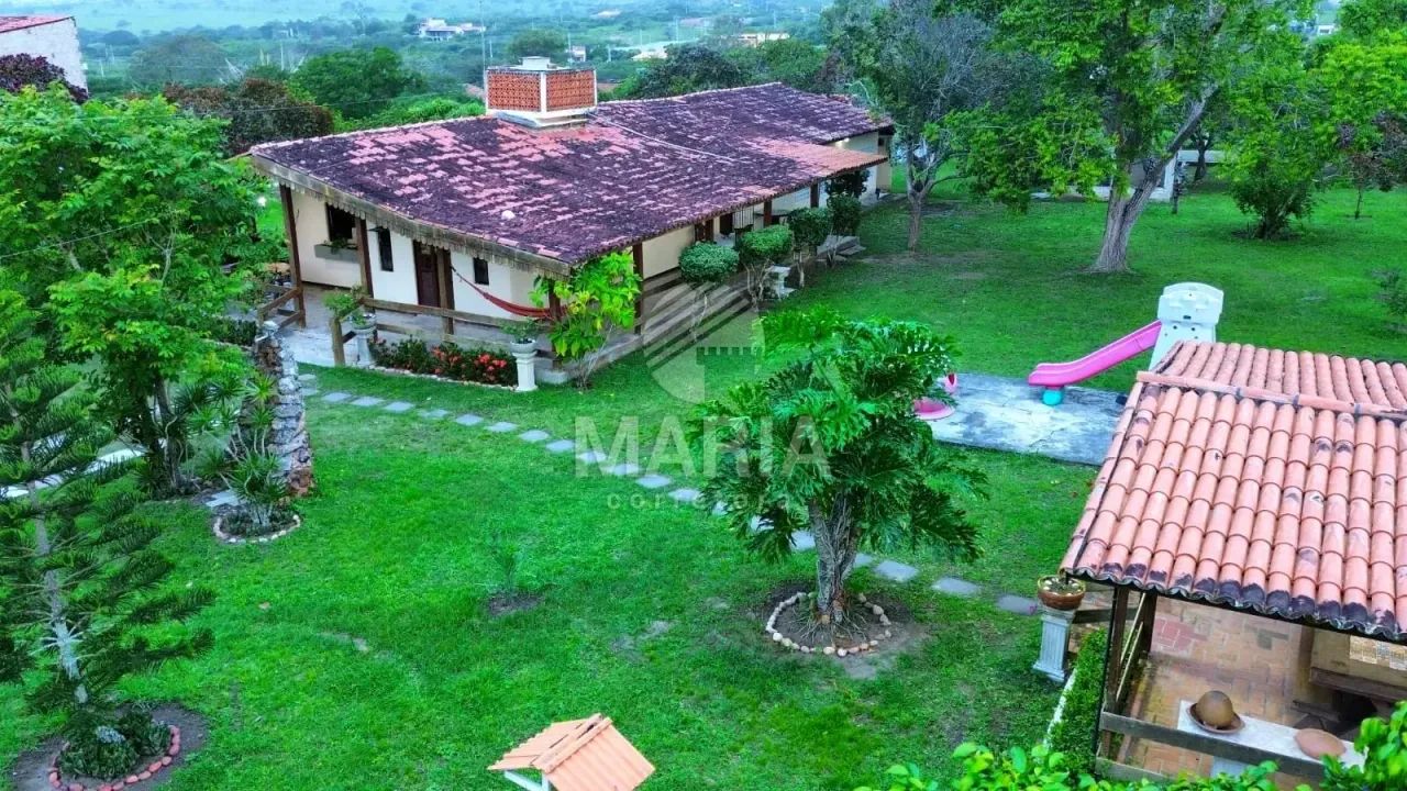 Chácara com amplo jardim com 06 quartos à venda em Sairé/PE!