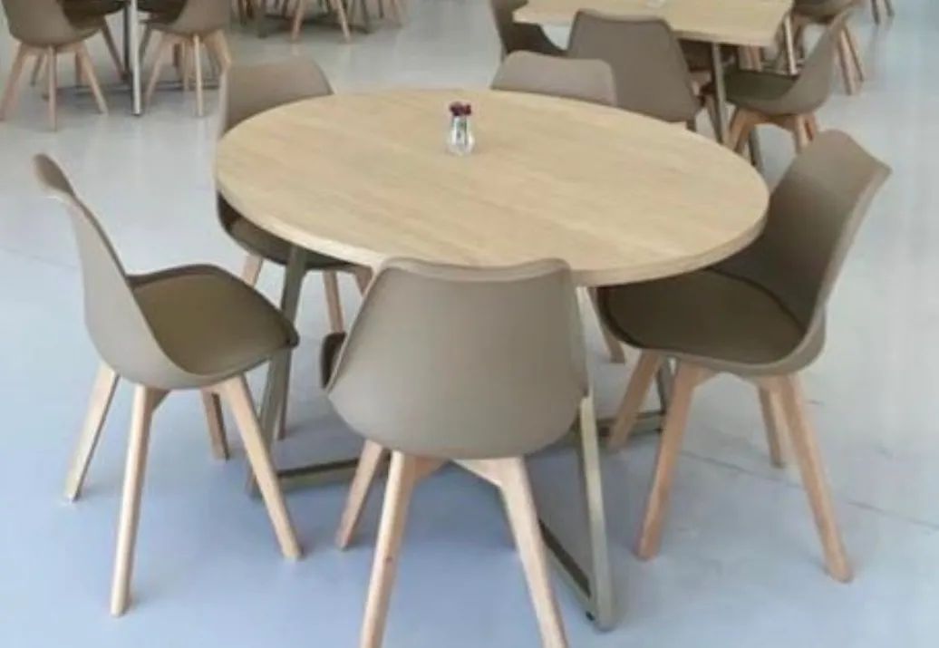 Mesa e cadeiras