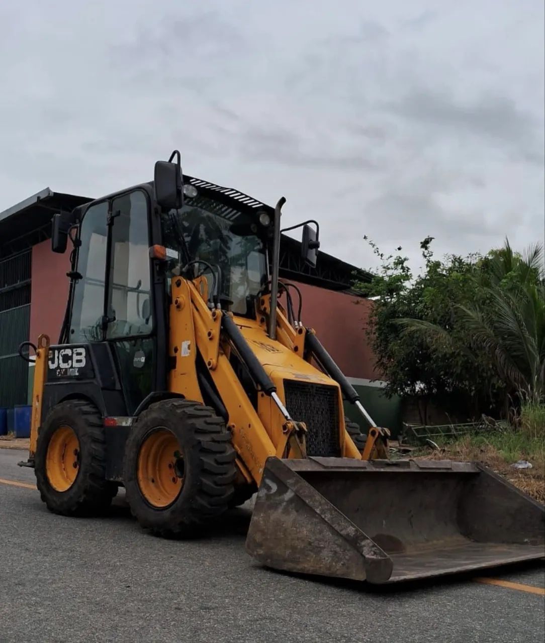 Mini Retroescavadeira JCB 1CX ano 2014 com 7.900 horas, ar condicionado, em MG - Foto 2