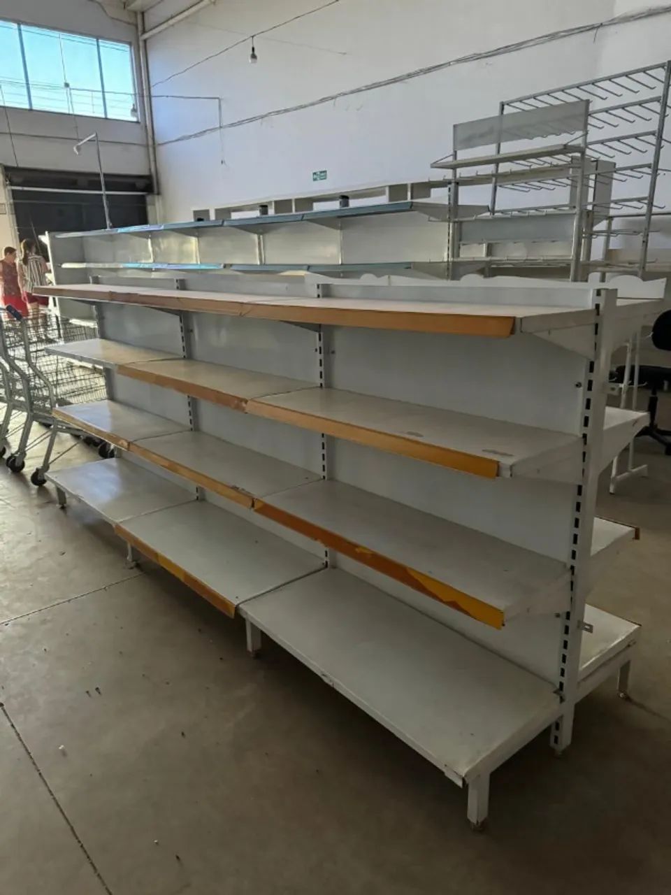 Vende-sé gôndolas / prateleiras  - Foto 5