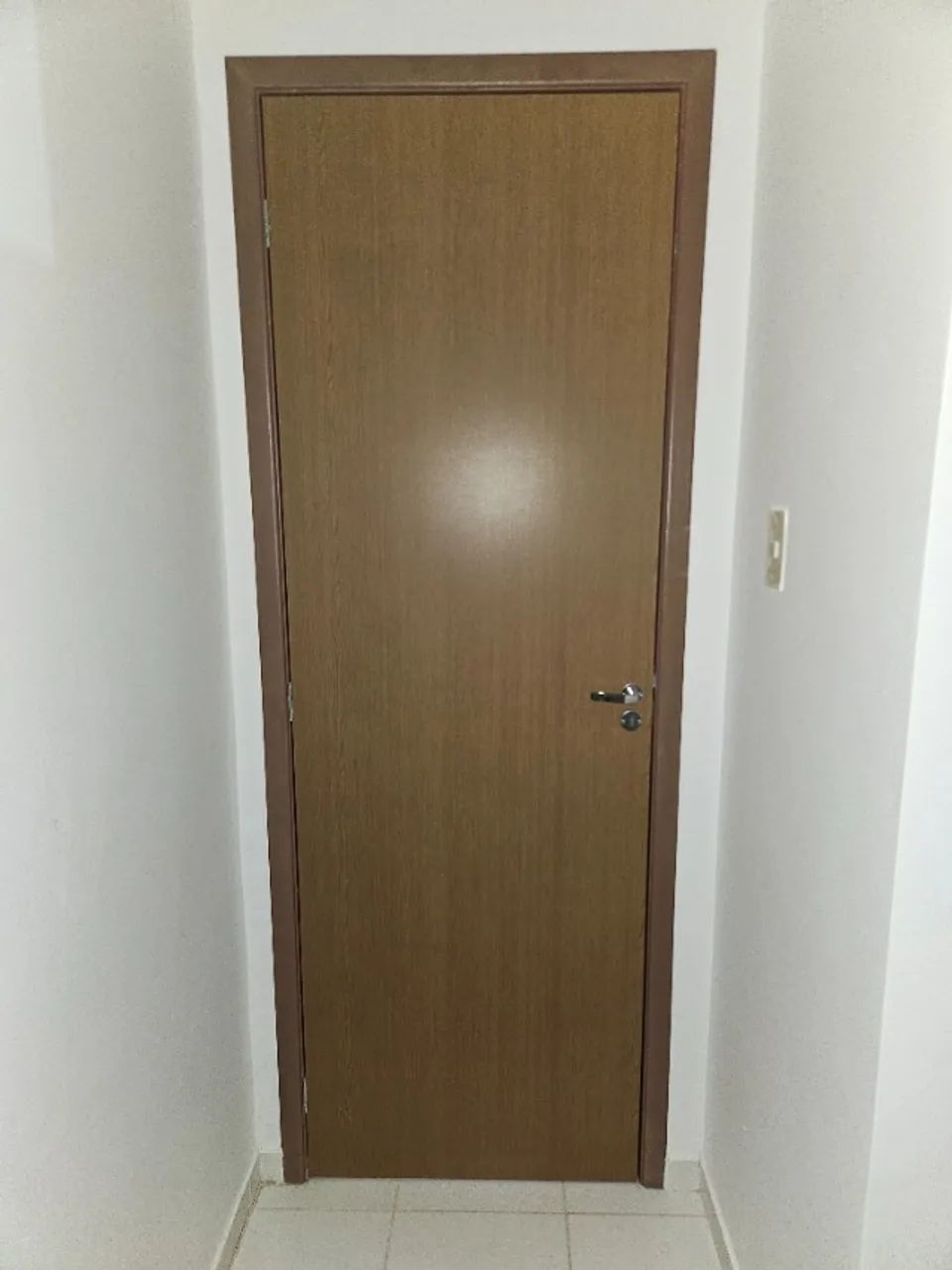 Porta HDF Madelar + ferragens Saprano e caixilhos
