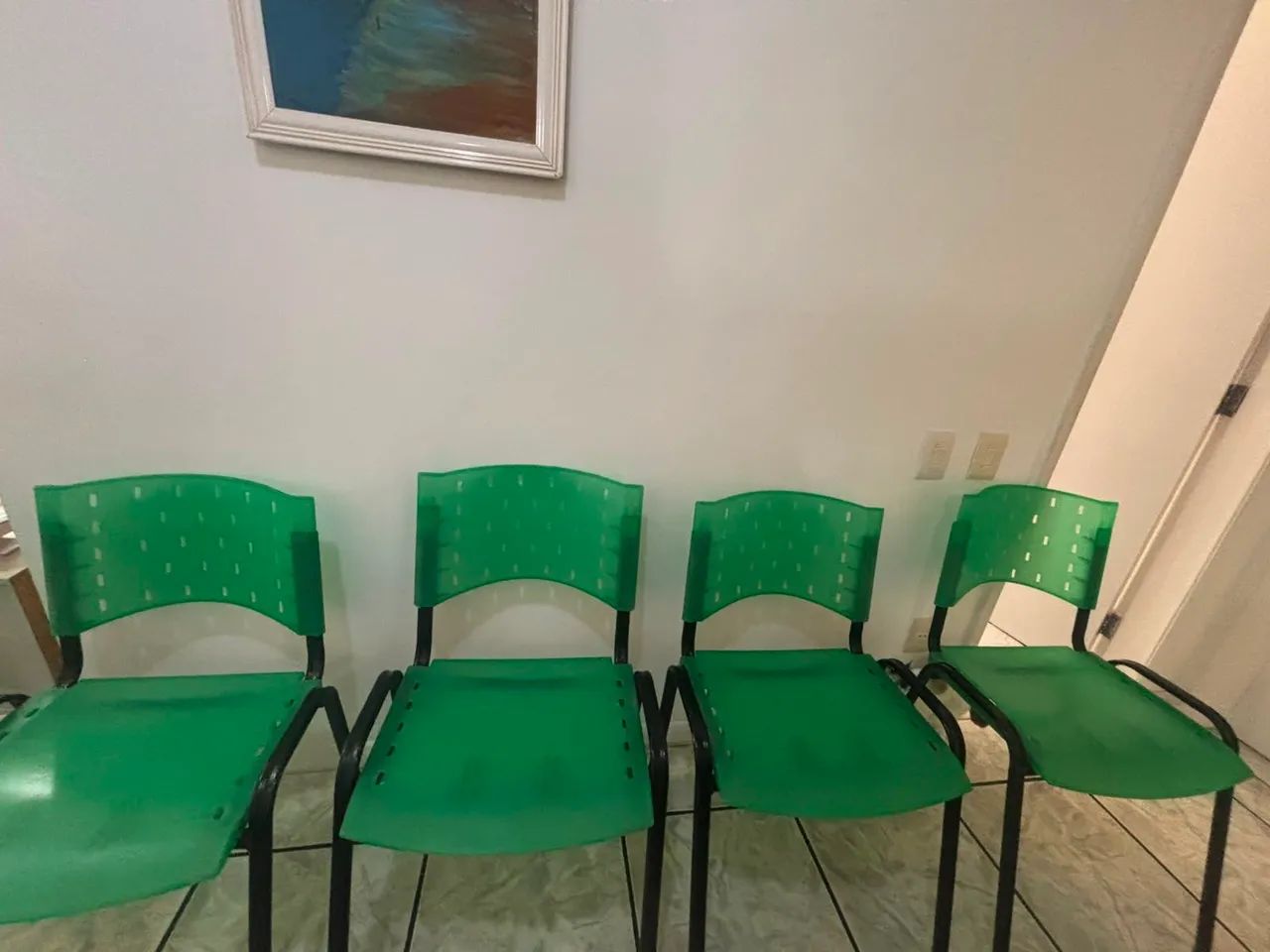  cadeiras resistentes a unidade 