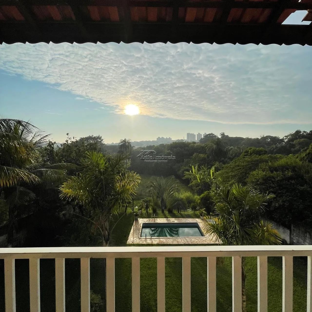 Chácara com 2 sobrados e piscina
