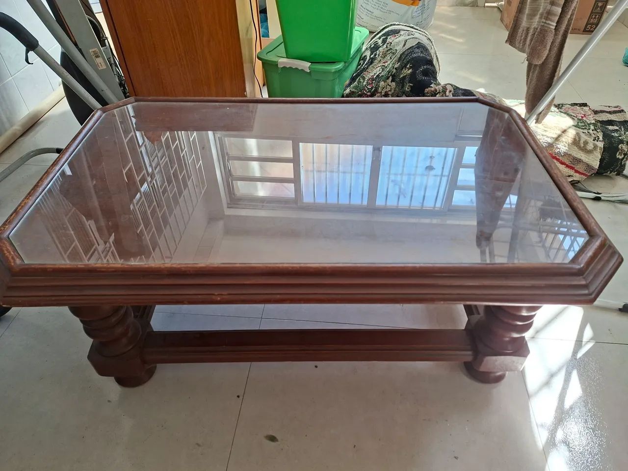 Vendo de centro de sala toda em madeira maciça 