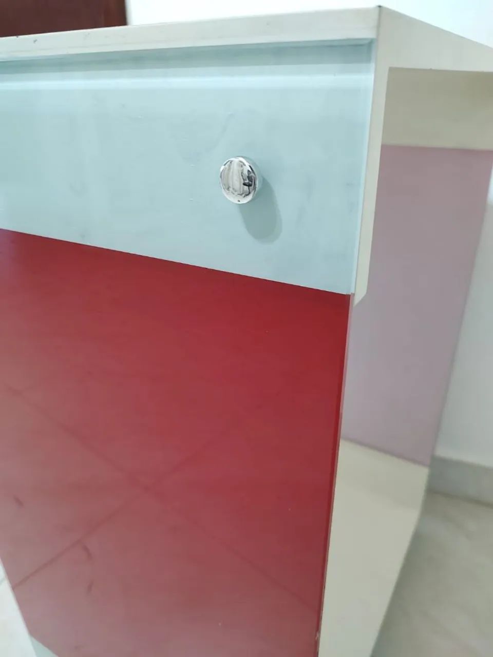 Aparador expositor branco com a lateral de vidro vermelho  - Foto 3
