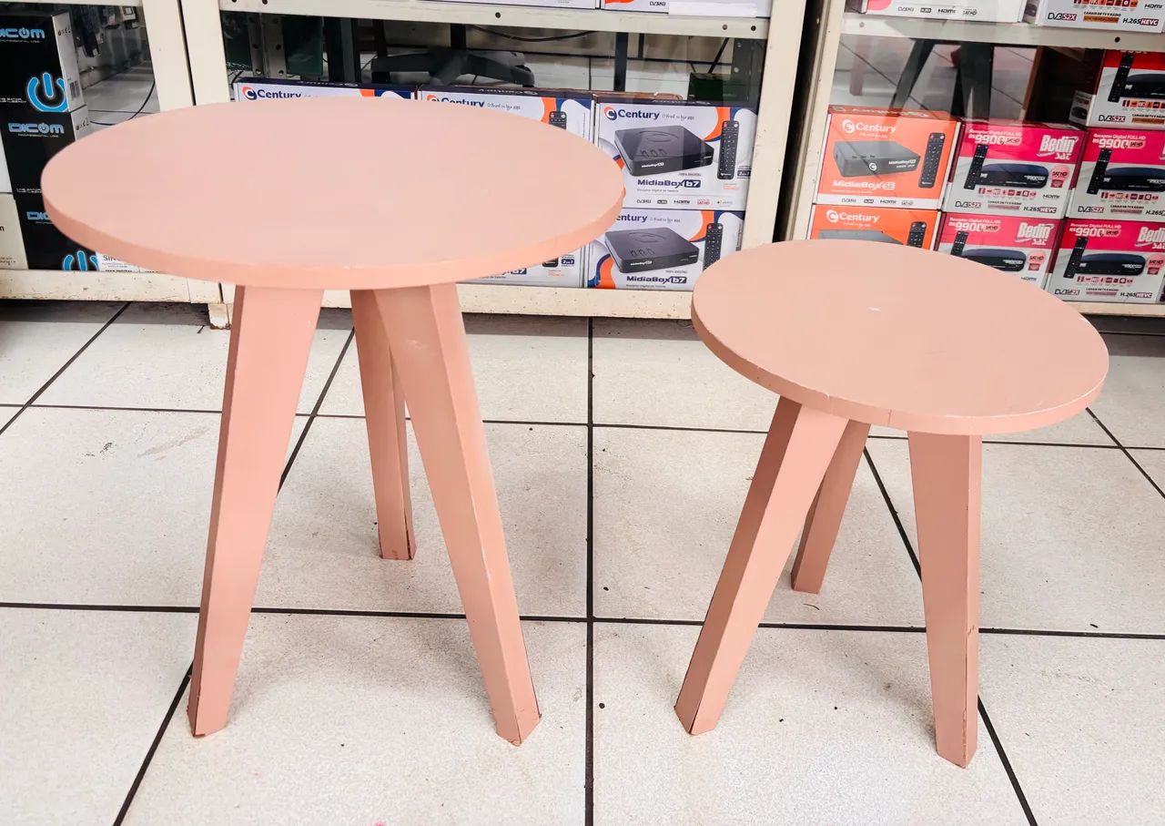 Mesa e banquinho de madeira