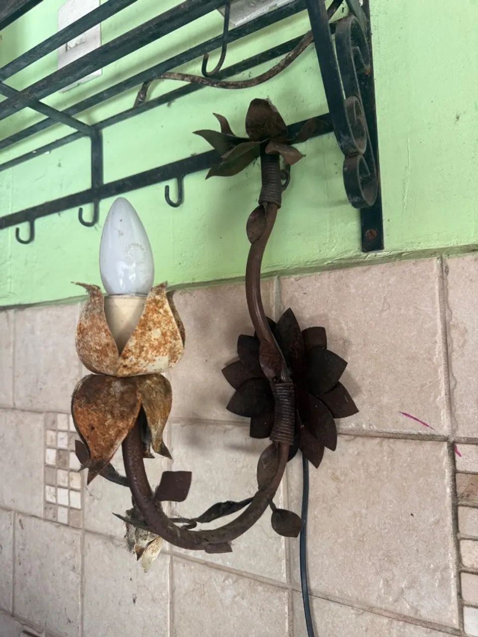 luminária cadelabro com flor de metal