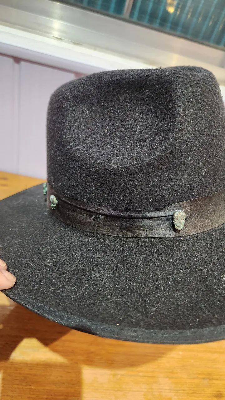 Chapéu Fedora Preto Estilo Boho / Rock - Faixa de Cetim com Caveiras - Foto 3