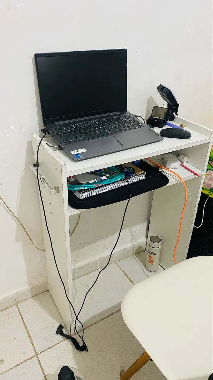 Mesa de manicure que é usada como escrivaninha de estudos - Foto 3