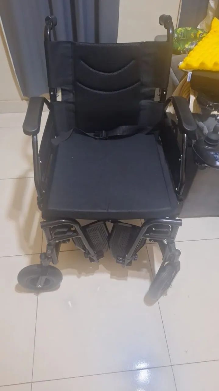 Cadeira de rodas motorizada.