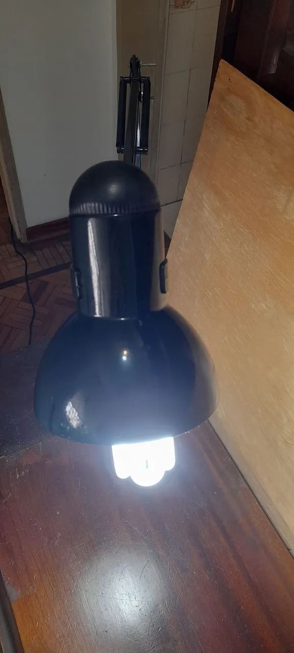 Luminária metálica de mesa, articulada  - Foto 4