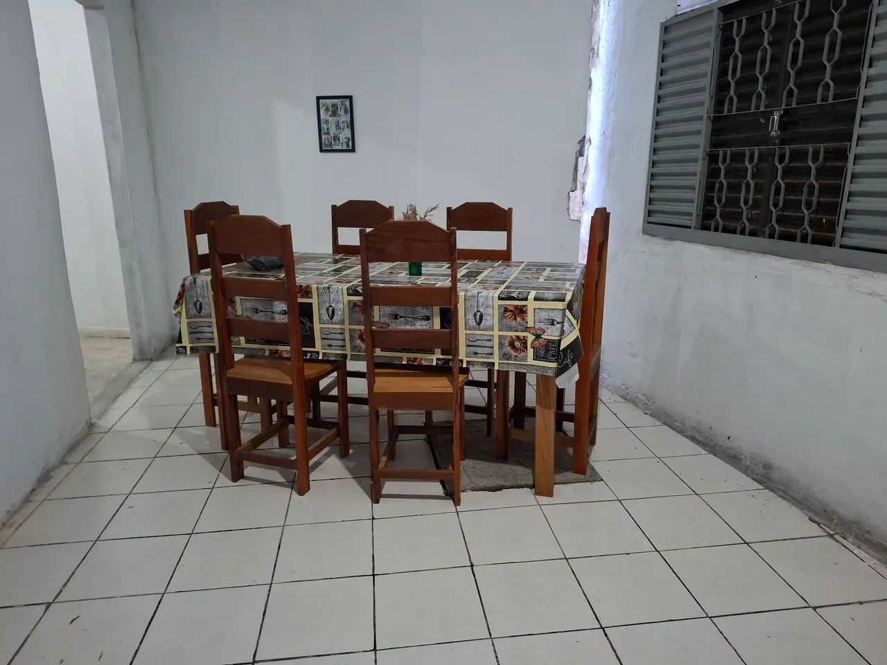 Mesa madeira com 6 cadeiras
