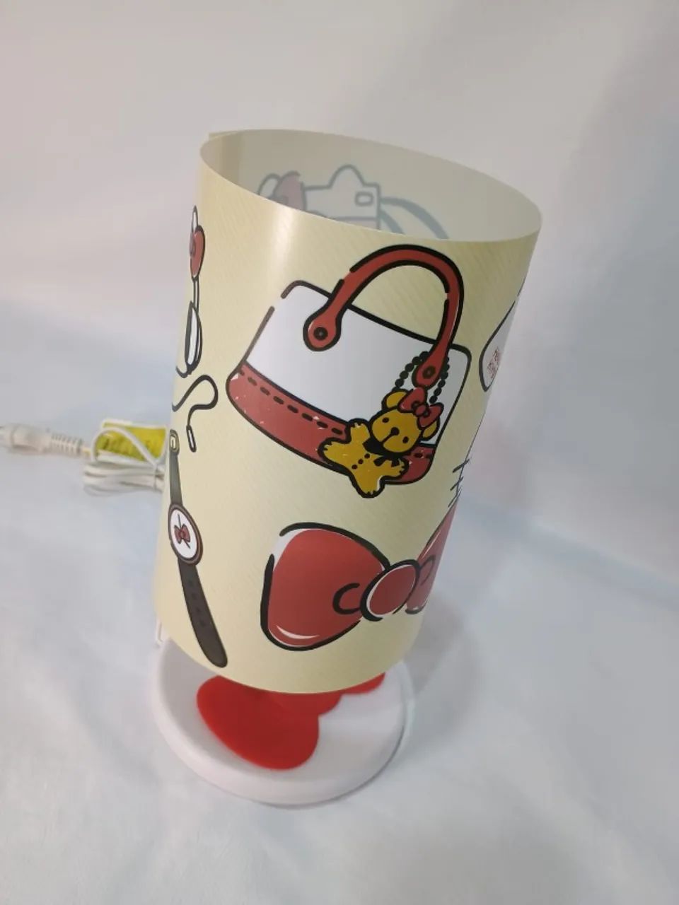 Abajour Hello Kitty Cilindro, Vermelho, Amarelo e Branco - Foto 2