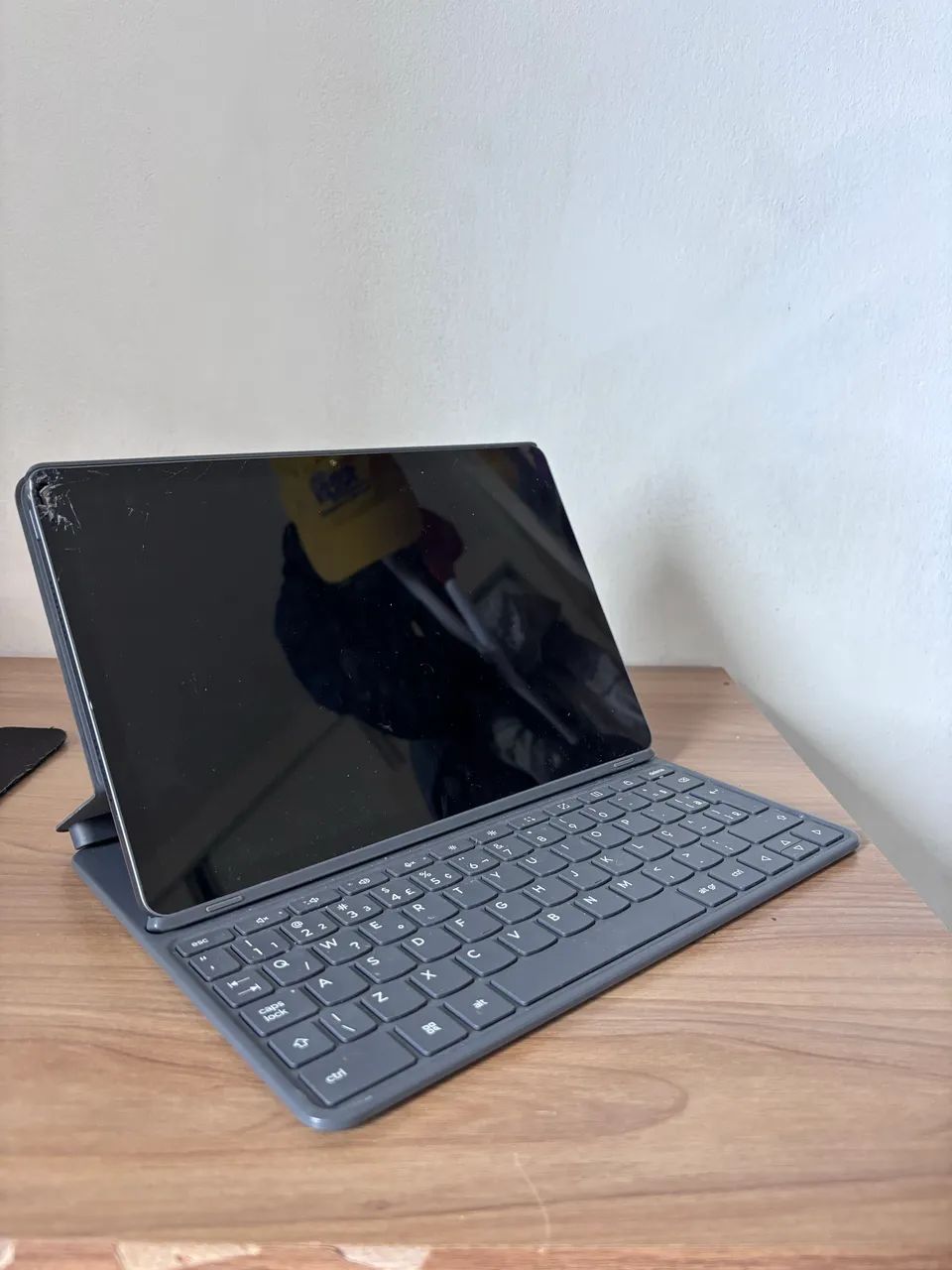 Tablet Lenovo Idea Tab com capa teclado e caneta 