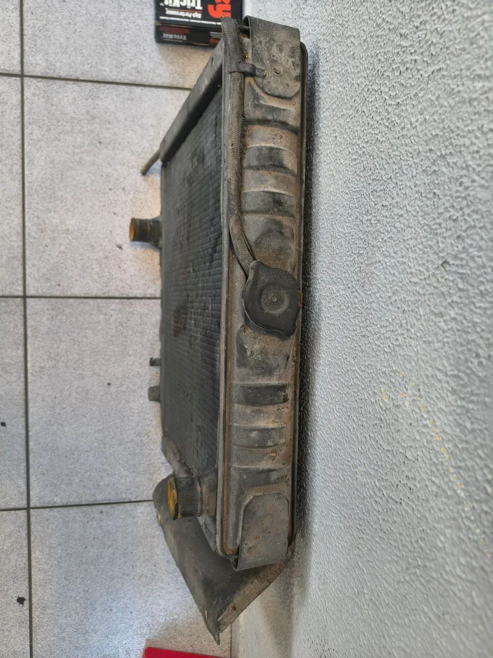 Radiador Ford F 100 usado para desocupar espaço  - Foto 2