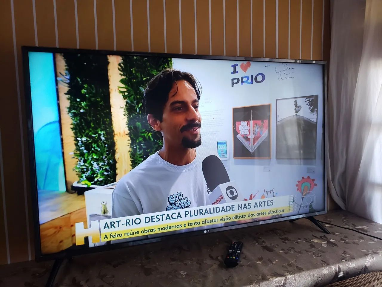 Smart tv 50 polegadas led com pezinho e controle  - Foto 5