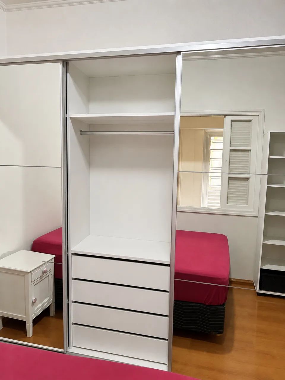 Guarda-roupa branco com espelho - Foto 3