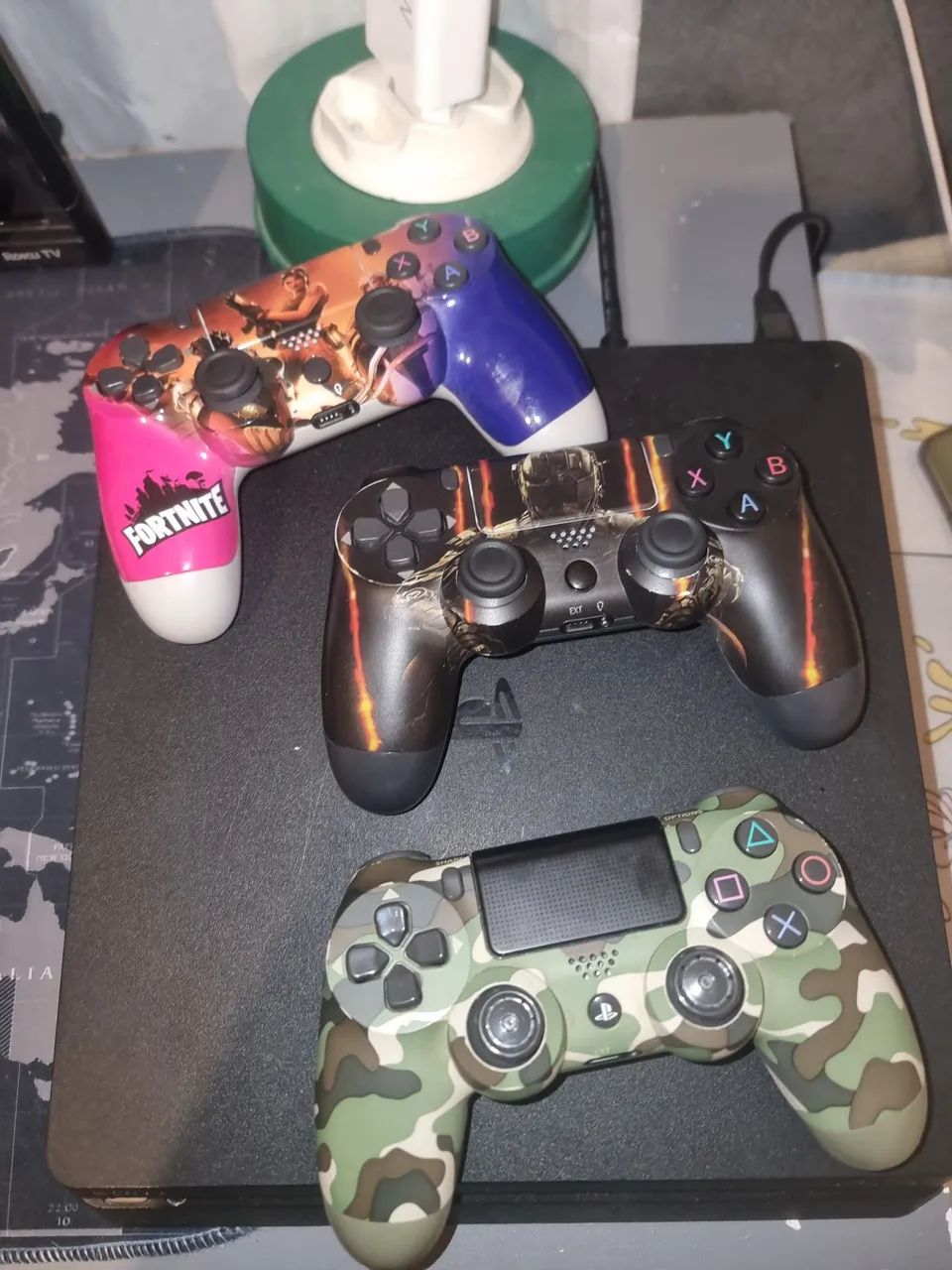 Ps4 com 3 controles e 3 jogos