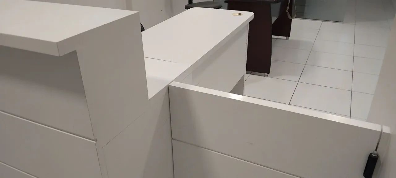Balcão com mesa de recepção e divisória  - Foto 4