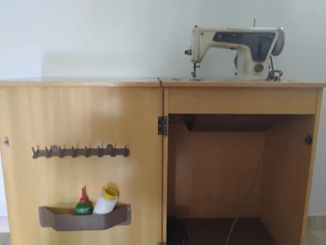 Maquina de Costura Reta com Gabinete Singer - Foto 2
